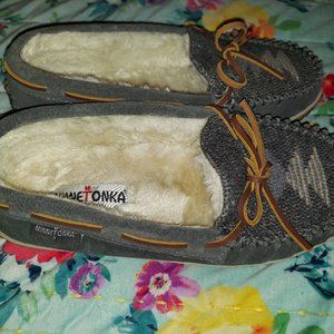 Minnetonka ladies furred slippers size 8